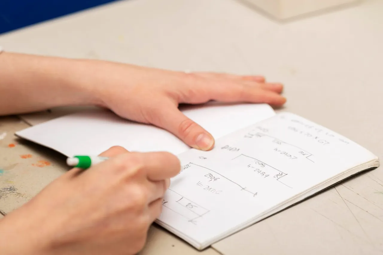 Apuntes y material de estudio sobre una mesa