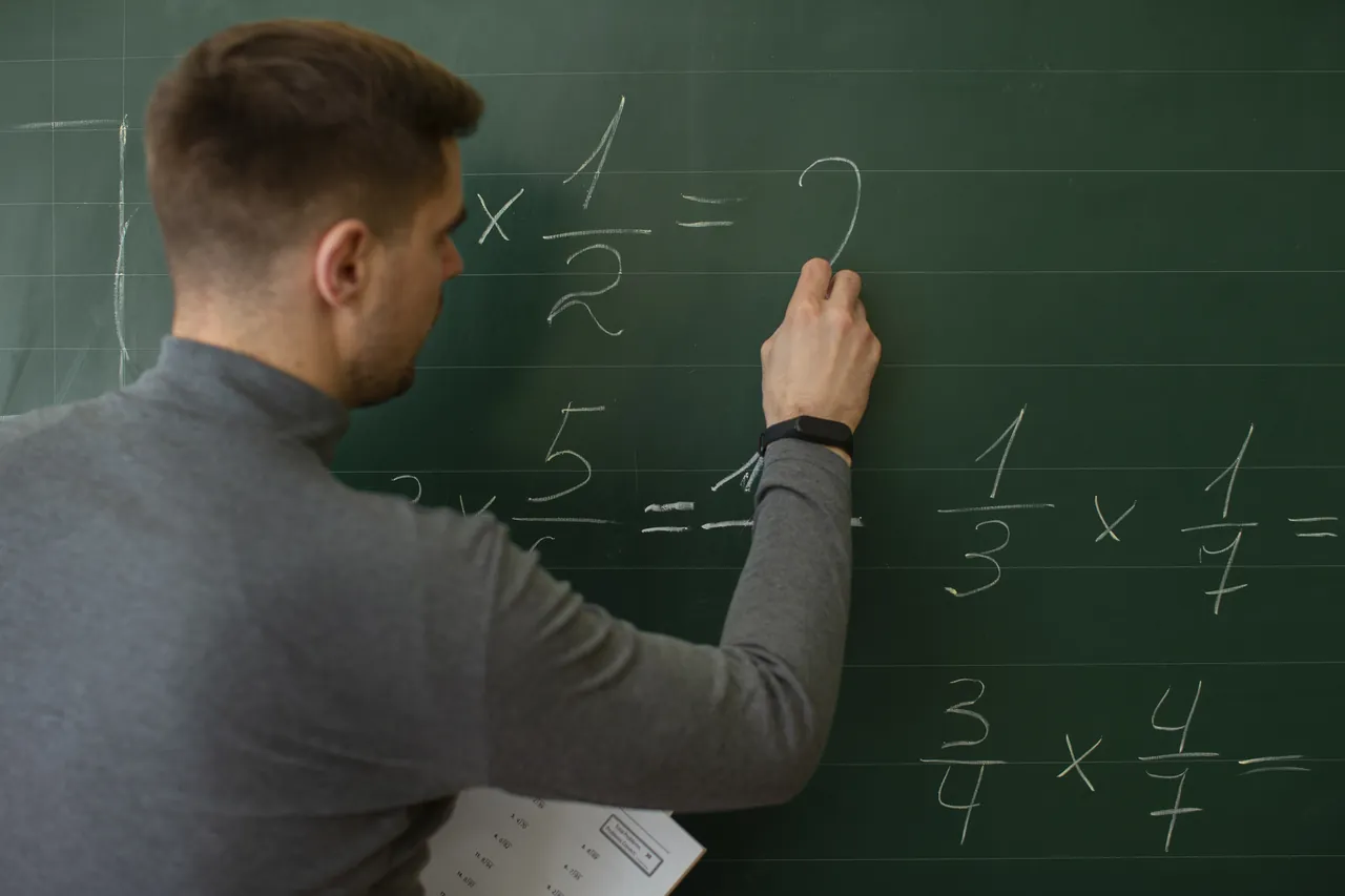 Profesor particular de matemáticas de ESO explicando ejercicios al alumno en casa